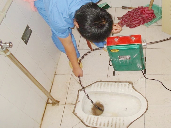 疏通下水道,切不可自行盲目疏通!